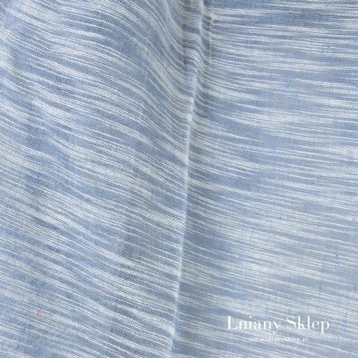 Leciutka niebieska tkanina.