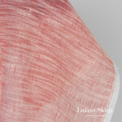 Prążki z białej przędzy ze zgrubieniami.