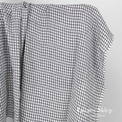 Biały prany len w ciemną kratkę.