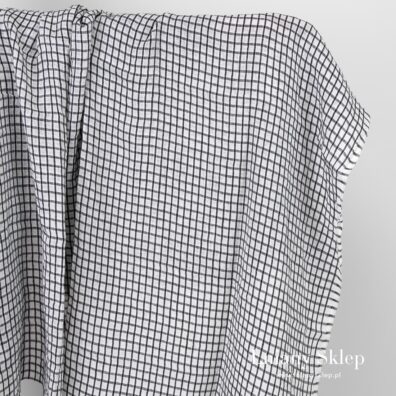 Biały prany len w ciemną kratkę.