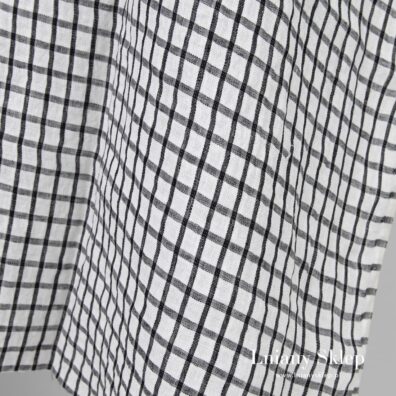 Tkanina w biało - czarną kratkę.