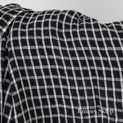 czarne tło tkanina wytkano w białą cieniutką krateczkę.