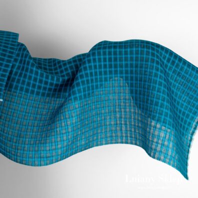 Tkanina lniana w jaskrawą niebieską kratkę.