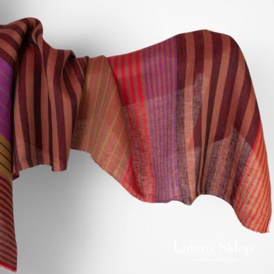 Tkanina lniana w czerwone paski.