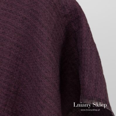 Fioletowa prana tkanina lniana.