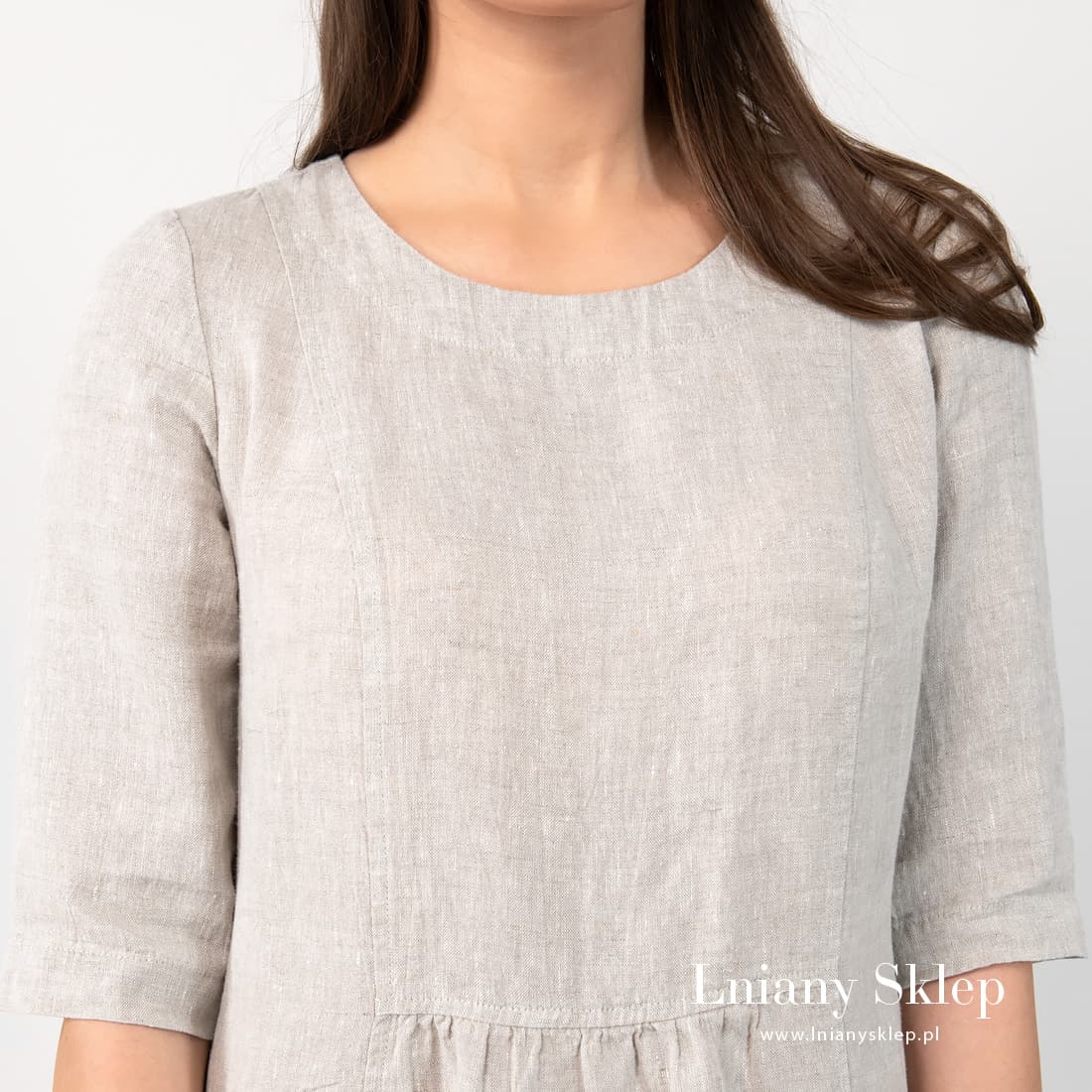 Zaokrąglony dekolt.