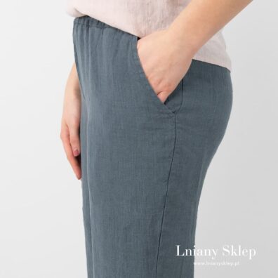 Spodnie z kieszeniami.