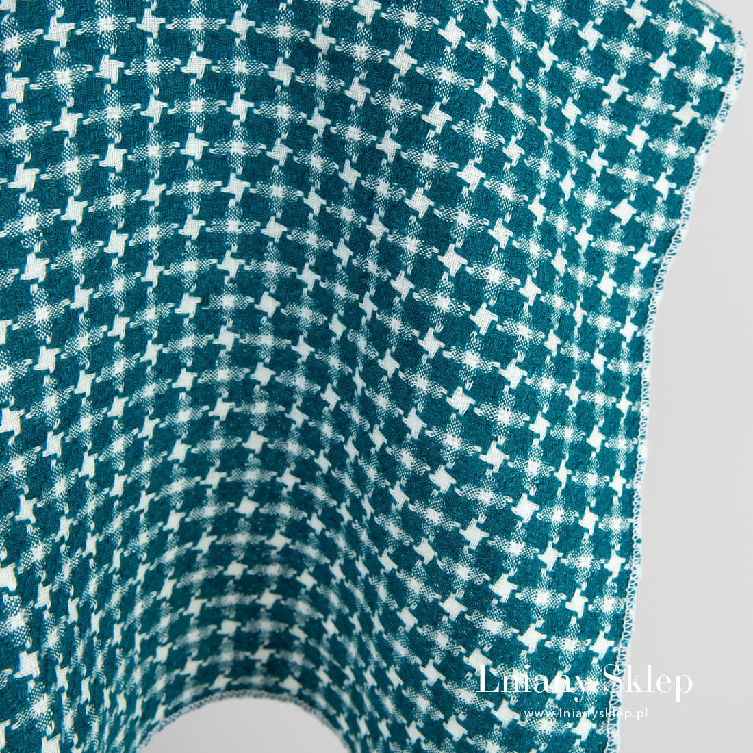 Zielony w niebieskość i biały prany len.