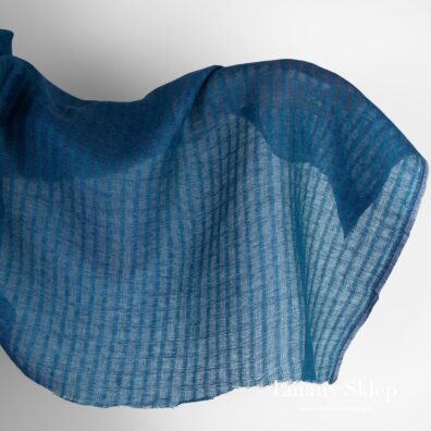 Tkanina lniana w ażurową niebieską kratkę.