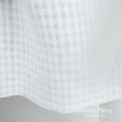 Prześwitujący śnieżnobiały len.