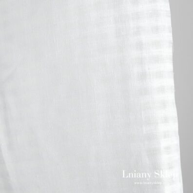 Biała lekka tkanina w przeźroczystą kratkę.