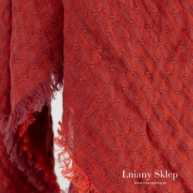 Chusta w prześwitującą kratkę.