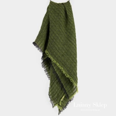 Zielona chusta z pranego lnu.