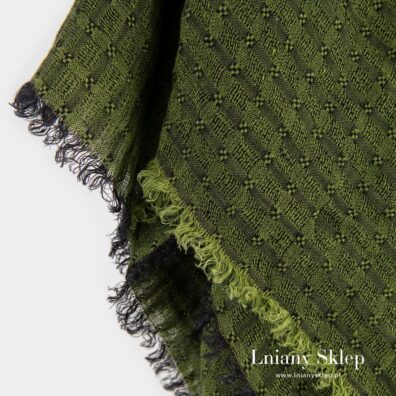 Brzegi ozdobione strzępionymi frędzelkami.