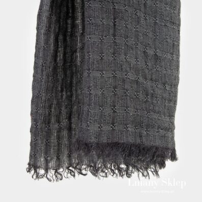 Szali wytkany w prześwitującą kratkę.