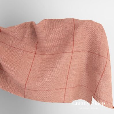 Szeroki len z bawełną w czerwoną kratkę.