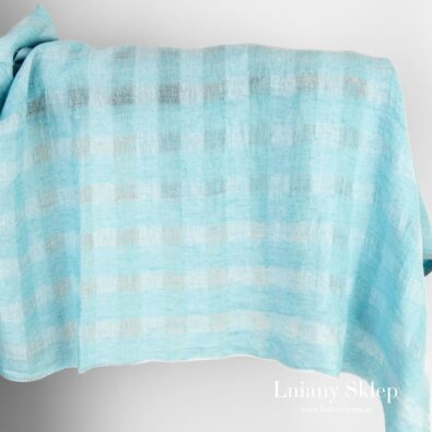 Błękitna w przeźroczystą kratkę tkanina lniana prana.