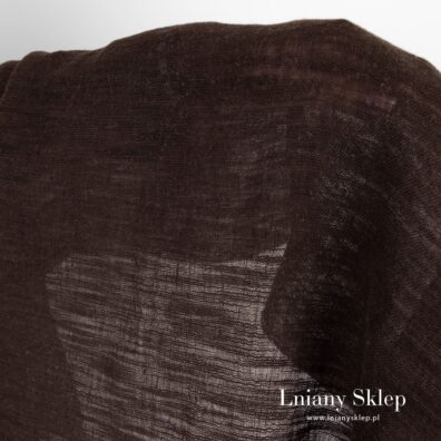 Brązowa prześwitująca tkanina ozdobione nieregularnymi prążkami.