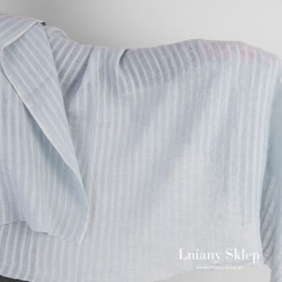 Niebieska tkanina lniana w przeźroczyste paski prana.