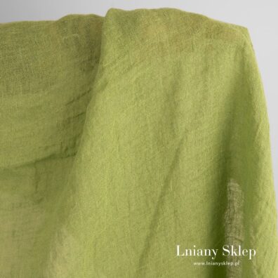 Jasnozielony prześwitujący prany len.