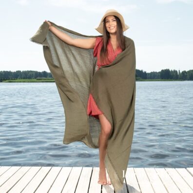 Zielony leciutki ręcznik na plażę.