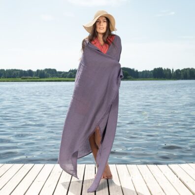 Duży Fioletowy ręcznik plażowy.