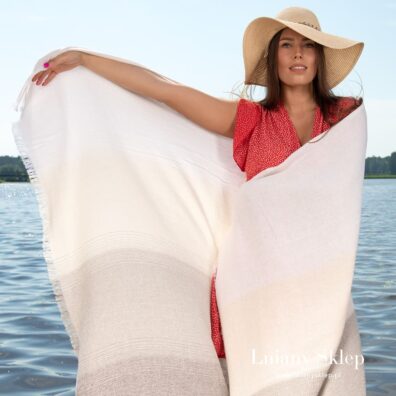 Ręcznik w pasy na plażę.