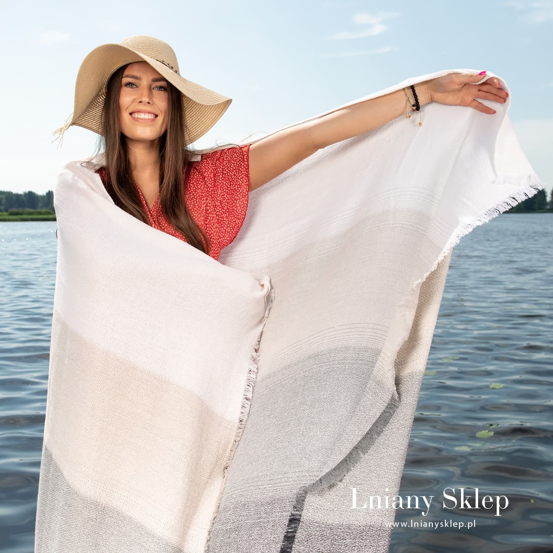 Ręcznik plażowy z pranego lnu i bawełny.