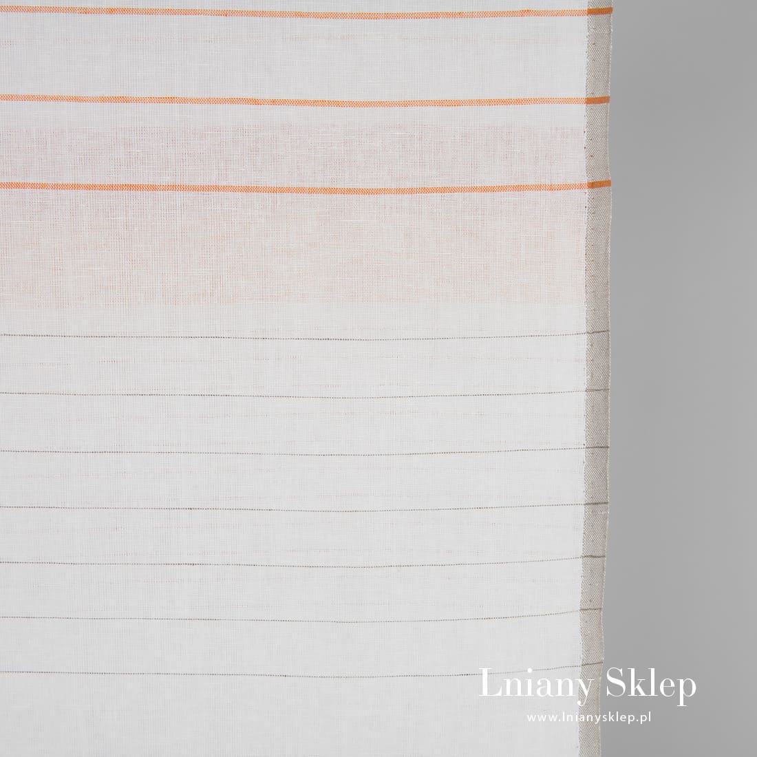 Białe to wytkane w poziome paski.