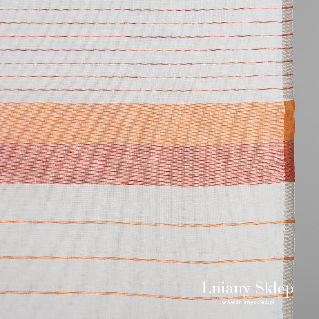 Poziome paski o różnej szerokości.