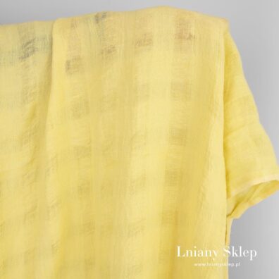 Żółta prana tkanina lniana.