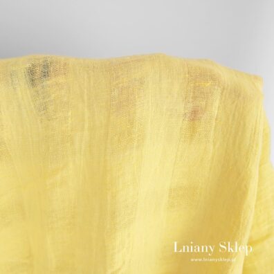 Żółta prana tkanina lniana w kratkę.