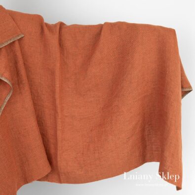 Prany len w pomarańczowe skośne paski.