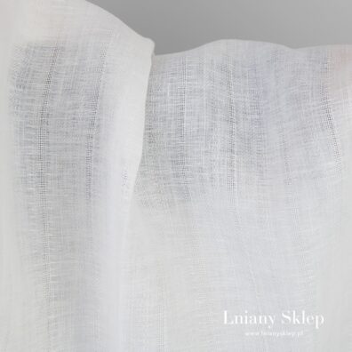 Prześwitująca mlecznobiała tkanina lniana.