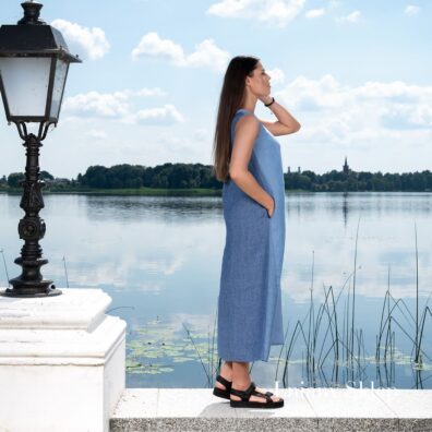 Niebieska sukienka w szerokie pasy.