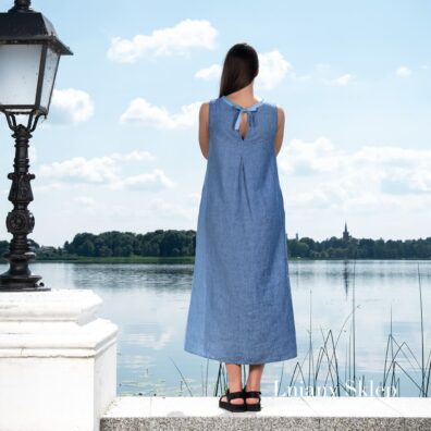 Niebieska sukienka ozdobiona z tyłu kokardką.