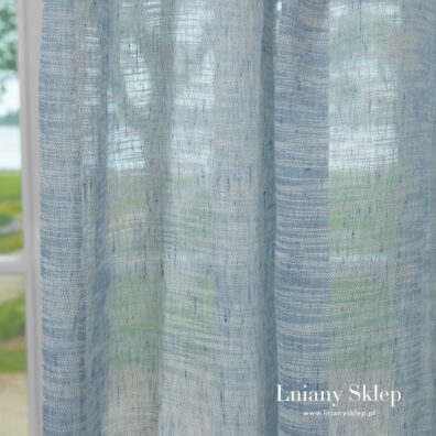 Niebieskawa firanka lniano - bawełniana.