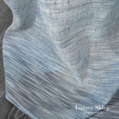 Firanka wytkana z szarej o niebieskim odcieniu i białej o nieregularnych zgrubieniach przędzy.