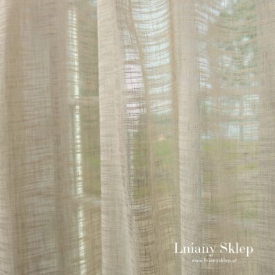 Firanka wytkana z niebarwionej (szarej o piaskowym odcieniu) i białej o nieregularnych zgrubieniach przędzy.