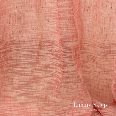 Wytkana w melanżu z różowej i białej o nieregularnych zgrubieniach przędzy.