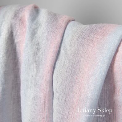 Srebrem połyskujący prany len.