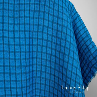 Jaskrawy niebieski prany len. Prześwitujący.