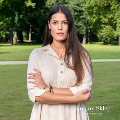 Zapięcie na guziki z góry.