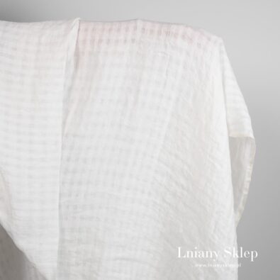 Biały len prany w prześwitującą kratkę.