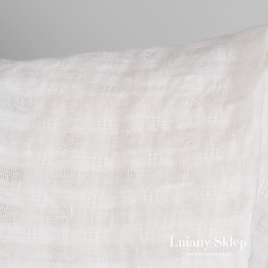 Tkanina l niana w prześwitującą kratkę.