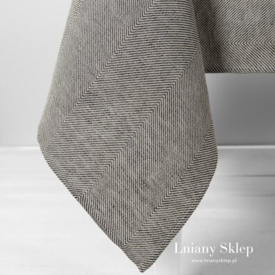 Szary obrus w "jodełkowy" wzór.