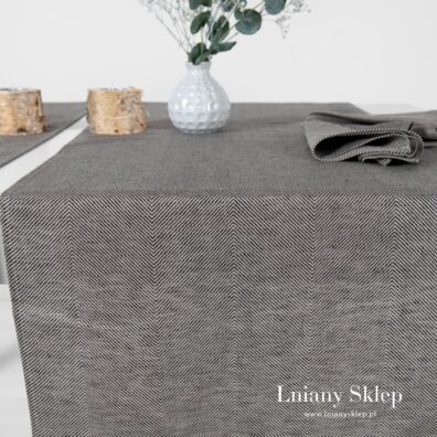 Szary bieżnik wytkany w dużą "jodełkę".