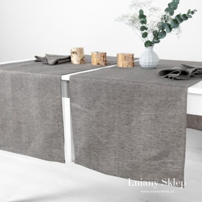 Szary bieżnik z pranej tkaniny lniano - bawełnianej.