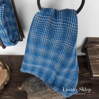 Mięciutki po praniu niebieski w melanżu ręcznik.