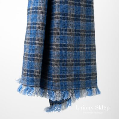 Brzegi zdobią frędzelki.